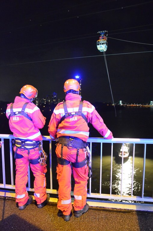 Einsatz BF Hoehenretter Koelner Seilbahn Hoehe Zoobruecke P2407.JPG